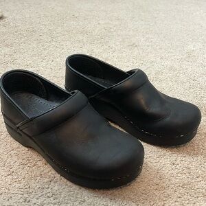 Black Dansko clogs. Size 37. Used.